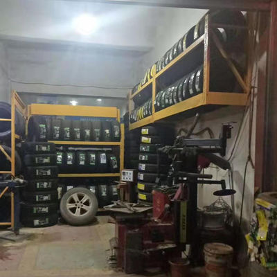 Kundenspezifisches Logo Heavy Duty Tire Rack Gestell LH, Wandbehang-Reifen beanspruchen verdickten, Stahlpräsentationsständer für Geschäft stark