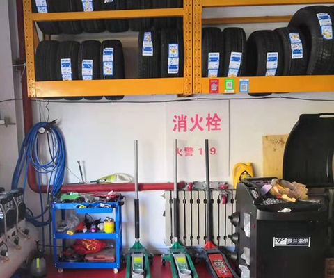 Kundenspezifisches Logo Heavy Duty Tire Rack Gestell LH, Wandbehang-Reifen beanspruchen verdickten, Stahlpräsentationsständer für Geschäft stark